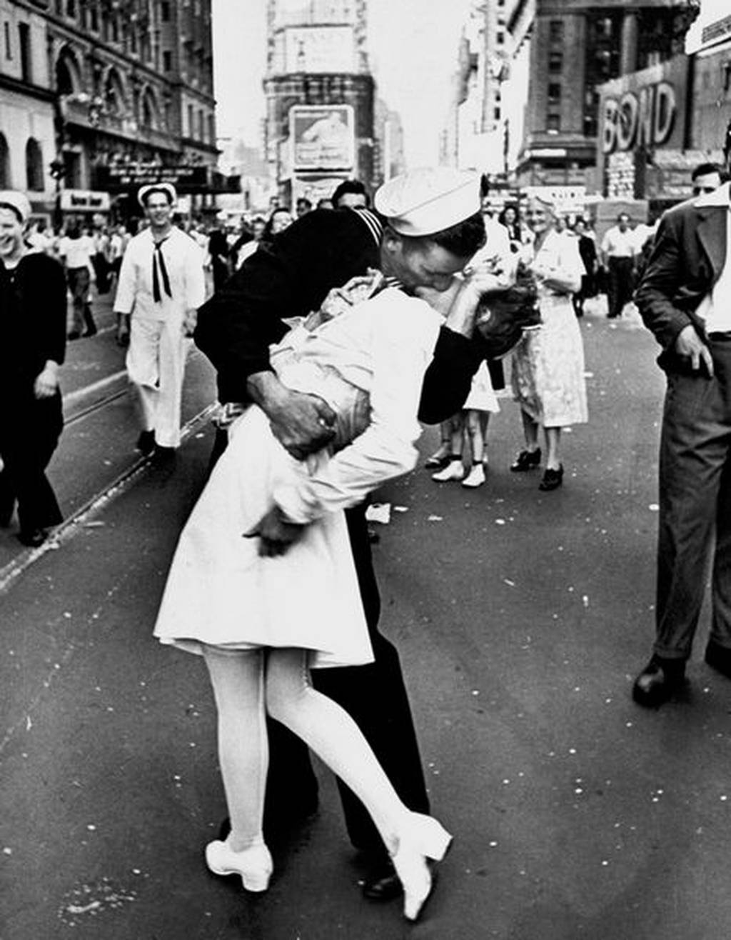 ‘Kissing Sailor’ in iconic photo turns 95