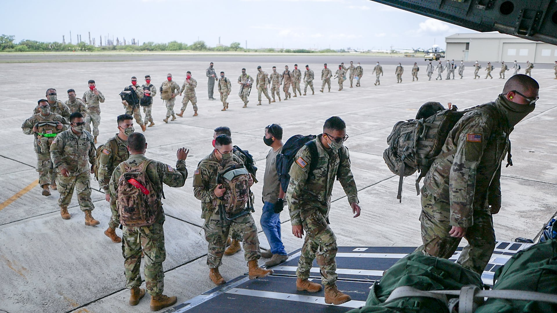 Hawaii Guardsmen airlifted to neighbor islands, assist COVID-19 response