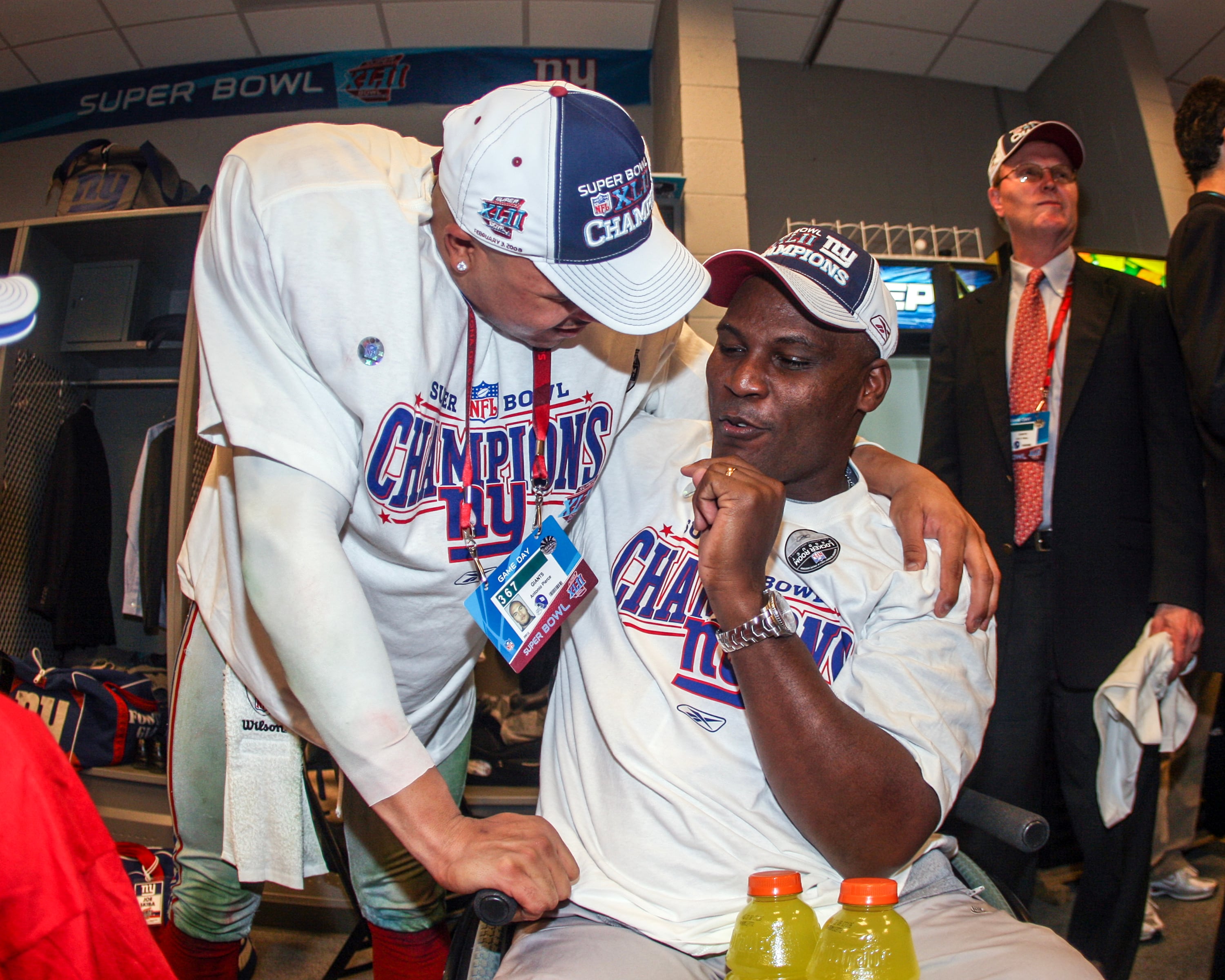 Gadson talks with Giants linebacker Antonio Pierce, who played an important role in the Giants 2007 season, particularly with a defensive play in the NFC Championship game against the Green Bay Packers.